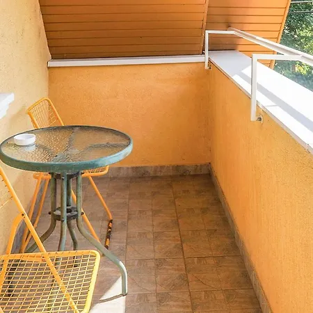 Apartman Awesome In W/ 2 Bedrooms